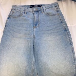 Hollister Ultra High-Rise light blue Mom Jeans